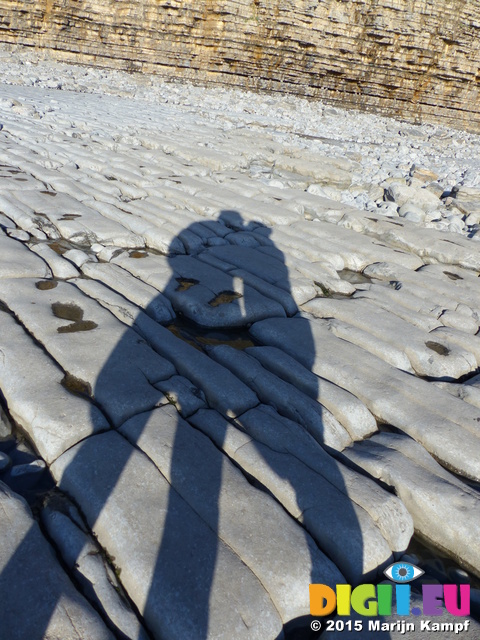 FZ011821 Shadow kiss on Llantwit Major beach